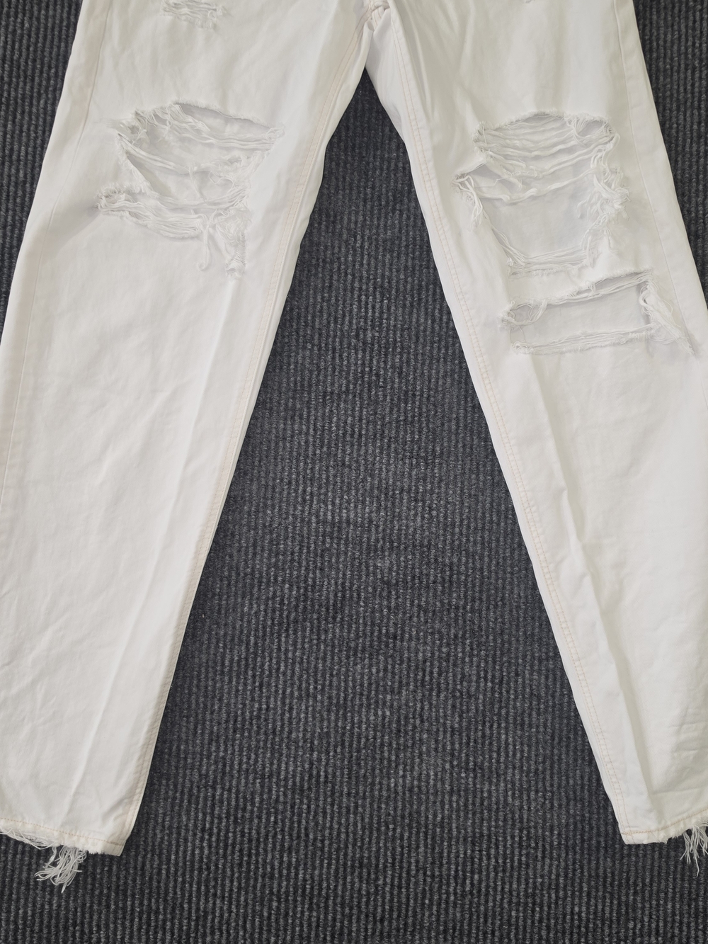 American Eagle White Denim Jeans with Copper Hardware - Picture 3 of 10